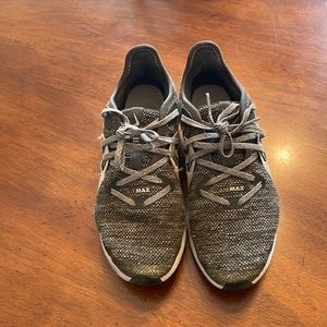 Boys size 5.5 youth Airmax Nike tennis shoes